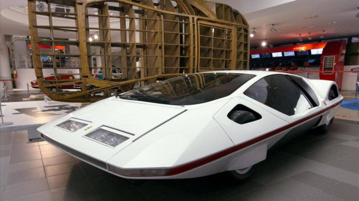 Loạt xe ô tô có thiết kế như tàu vũ trụ - Ảnh 1.