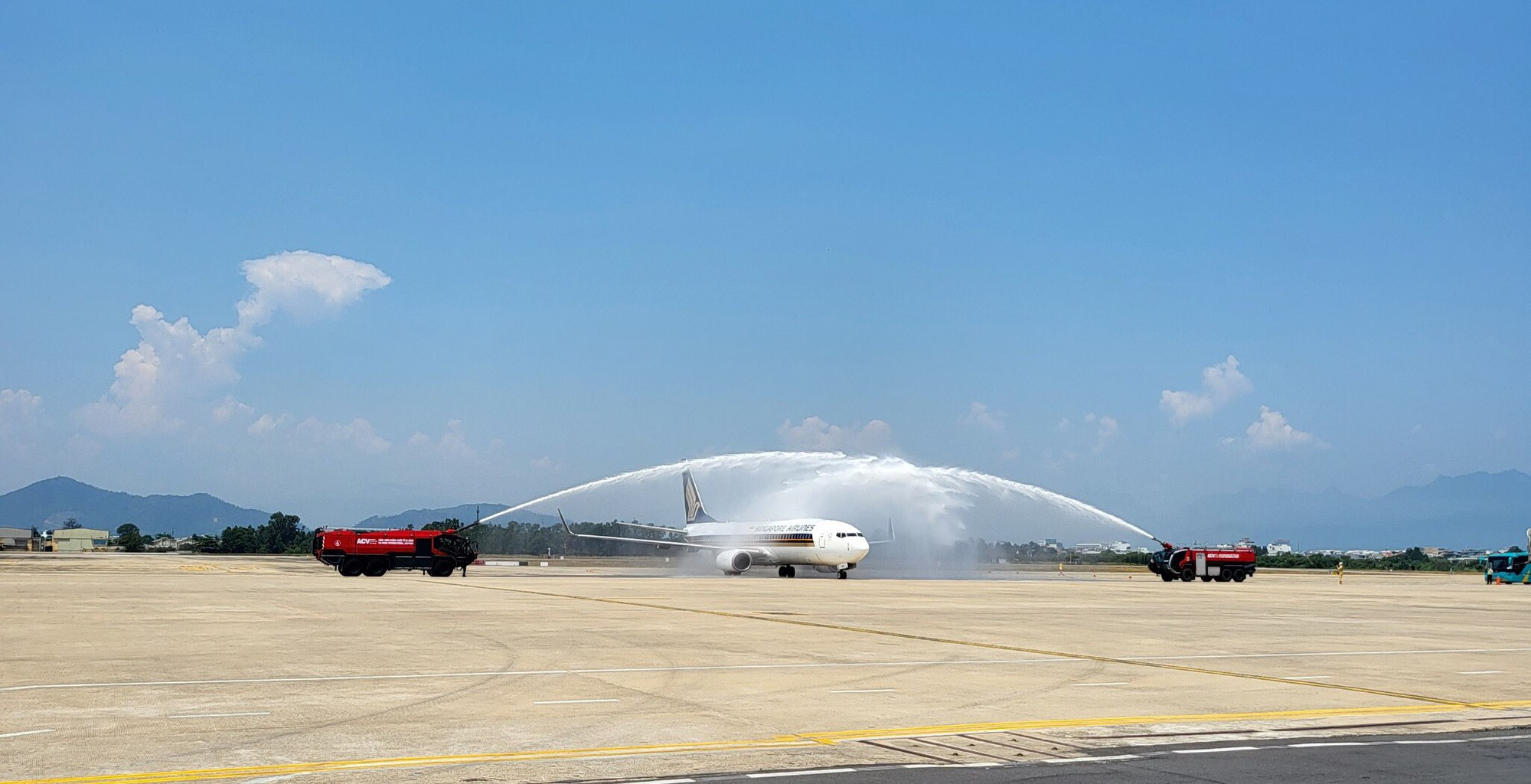 Đón 2 chuyến bay quốc tế đầu tiên chở khách du lịch đến Đà Nẵng - Ảnh 1.