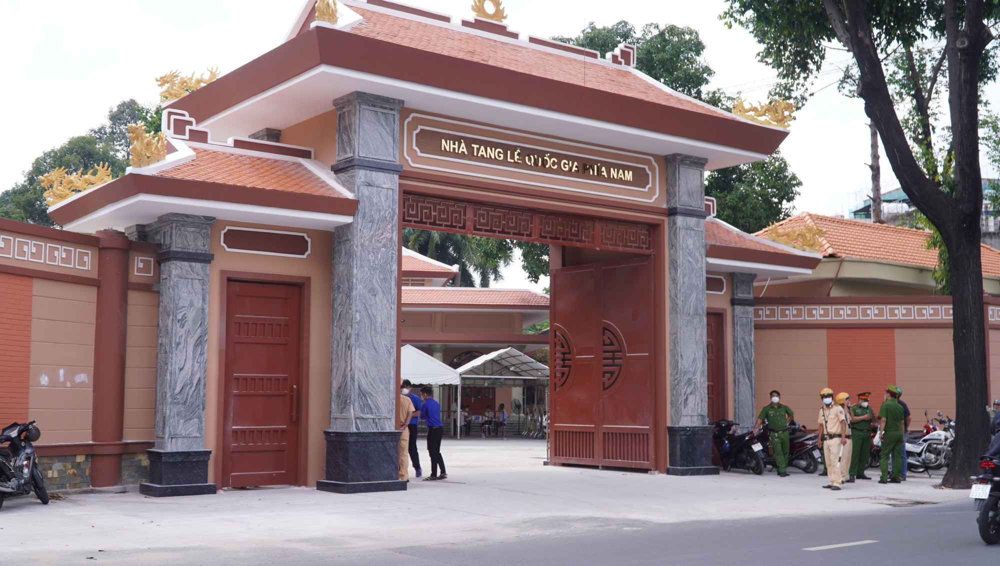 Hình ảnh nhà tang lễ nơi thi thể Phó chủ tịch UBND TP.HCM Lê Hòa Bình được đưa về - Ảnh 1.
