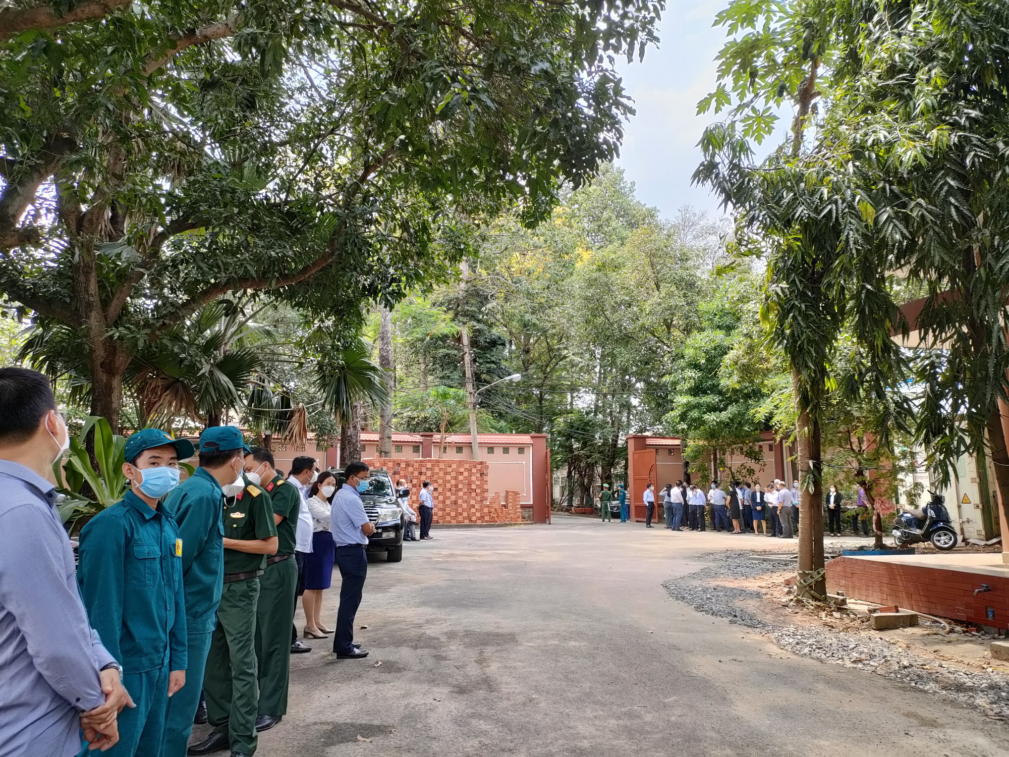 Hình ảnh nhà tang lễ nơi thi thể Phó chủ tịch UBND TP.HCM Lê Hòa Bình được đưa về - Ảnh 4.