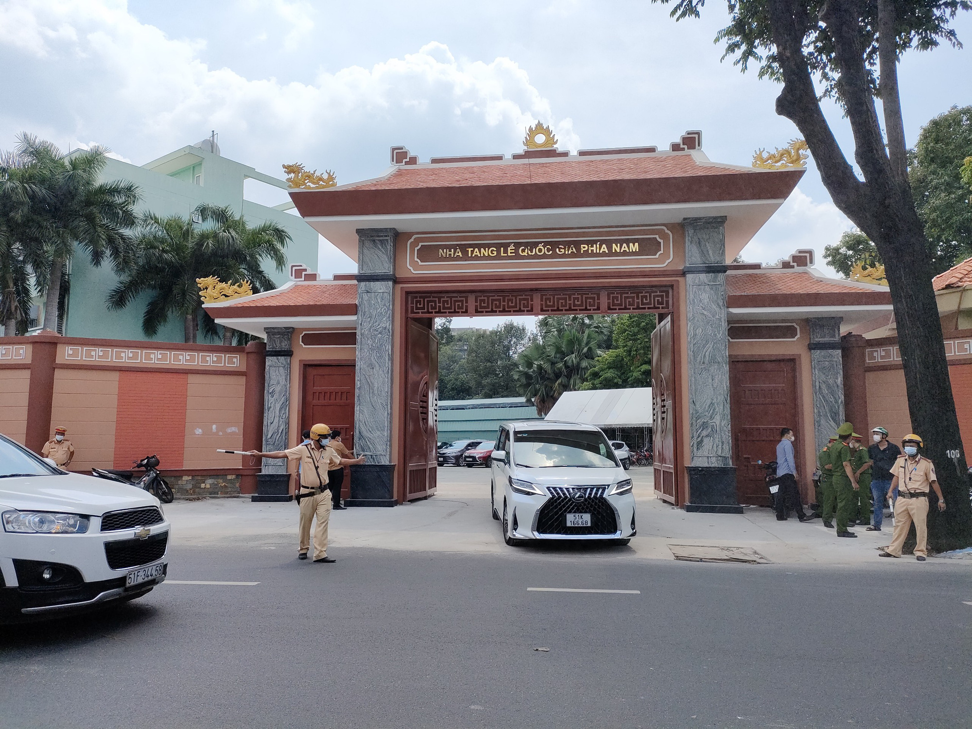 Hình ảnh nhà tang lễ nơi thi thể Phó chủ tịch UBND TP.HCM Lê Hòa Bình được đưa về - Ảnh 3.