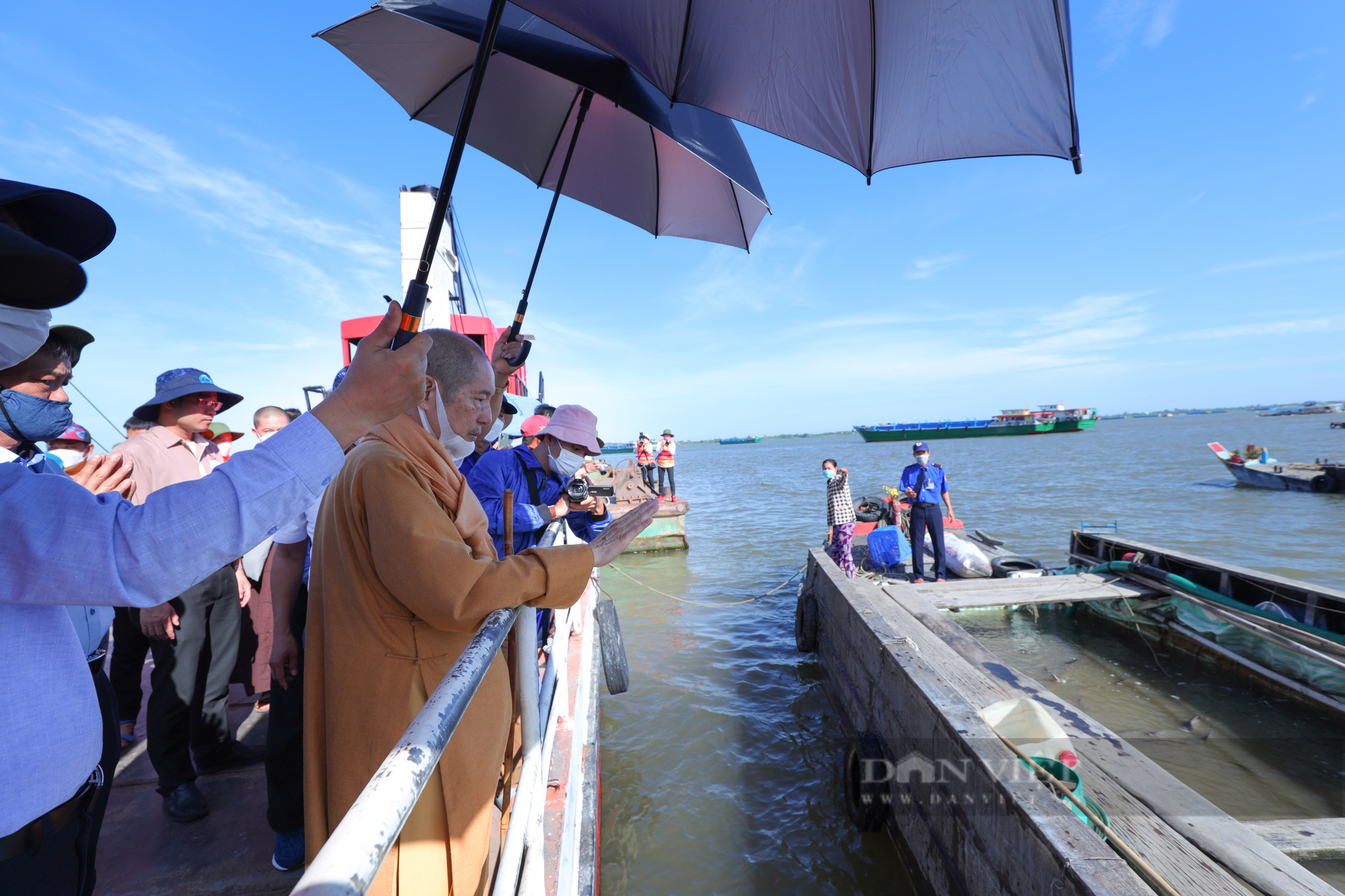 Vĩnh Long: Hơn 30 tấn cá được thả xuống dòng sông tiền - Ảnh 5.