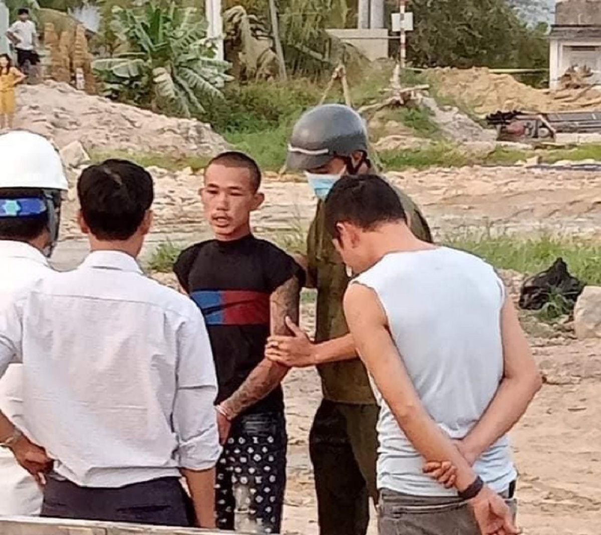Sau khi bị bắt khẩn cấp, tài xế xe múc đập nát 2 ô tô trên cao tốc ở Bình Thuận đã khai gì? - Ảnh 1.