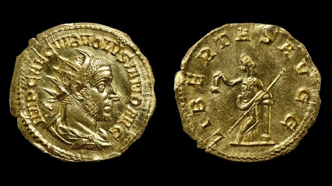 Phát hiện đồng tiền vàng quý hiếm ở Hungary có hình hoàng đế La Mã bị ám sát - Ảnh 1.
