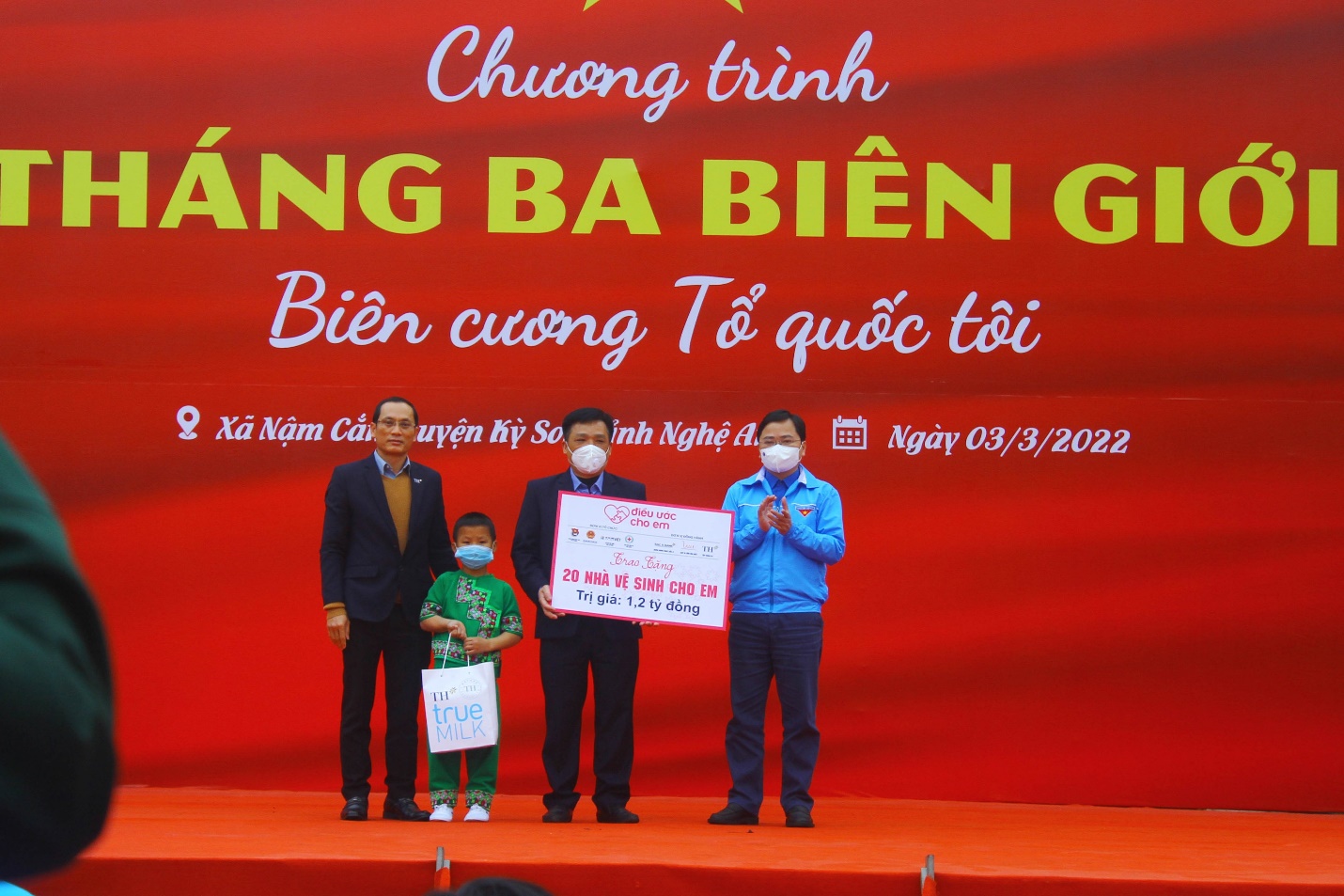Tập đoàn TH tặng 30 nhà vệ sinh trường học cho các xã biên giới Nghệ An, Lào Cai - Ảnh 1.