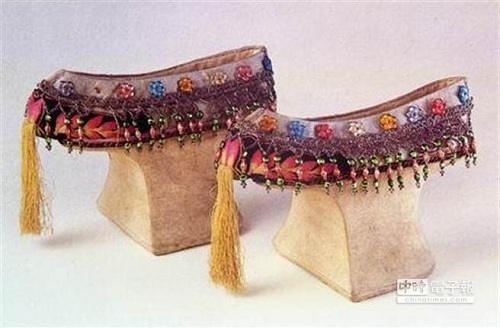 Giày cao gót của phụ nữ dân tộc Mãn Châu: Truyền thuyết công chúa báo thù  - Ảnh 1.