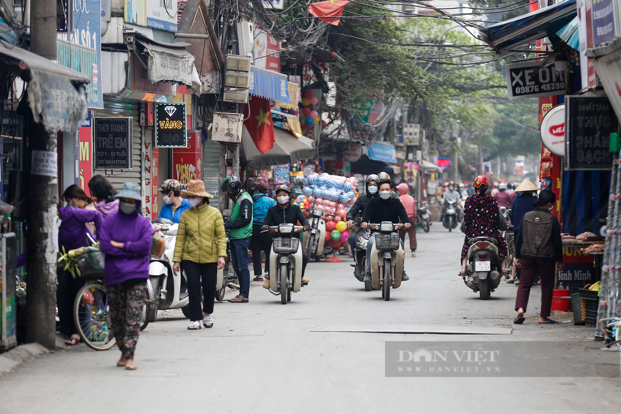 Hà Nội: Đoạn đường chằng chịt &quot;lô cốt&quot; nhô cao được &quot;thay áo mới&quot; - Ảnh 5.