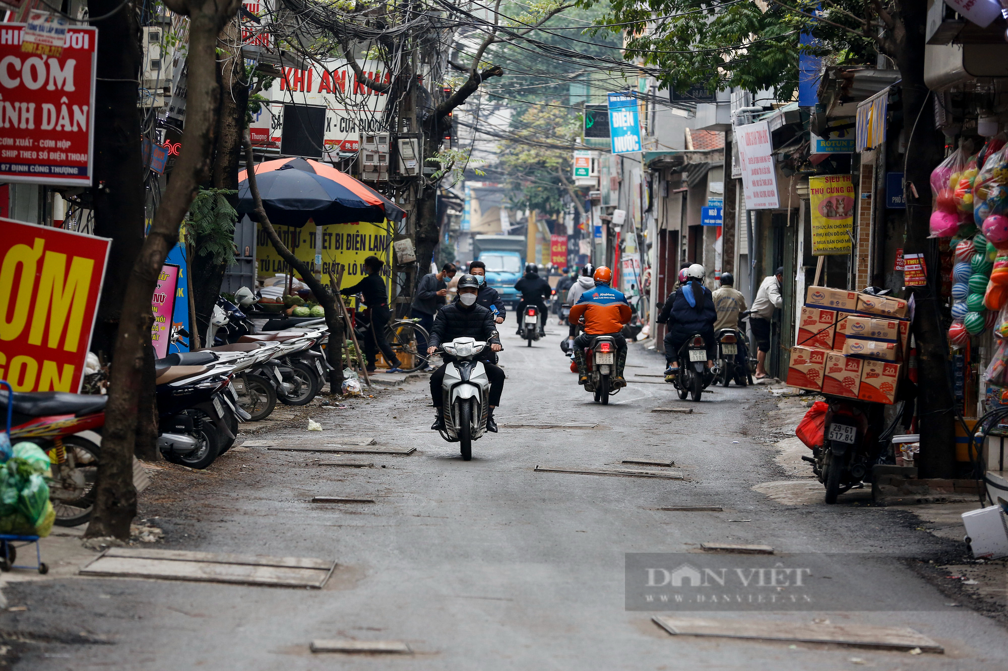 Hà Nội: Đoạn đường chằng chịt &quot;lô cốt&quot; nhô cao được &quot;thay áo mới&quot; - Ảnh 8.