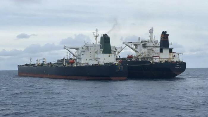 Trừng phạt Nga: Các tàu chở dầu của Moscow tung &quot;tuyệt chiêu&quot; né đòn - Ảnh 1.