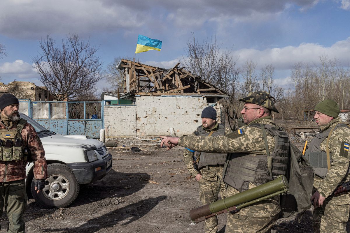 Ở những ngôi làng gần Kiev, người Ukraine đã ngăn chặn quân đội Nga như thế nào? - Ảnh 3.