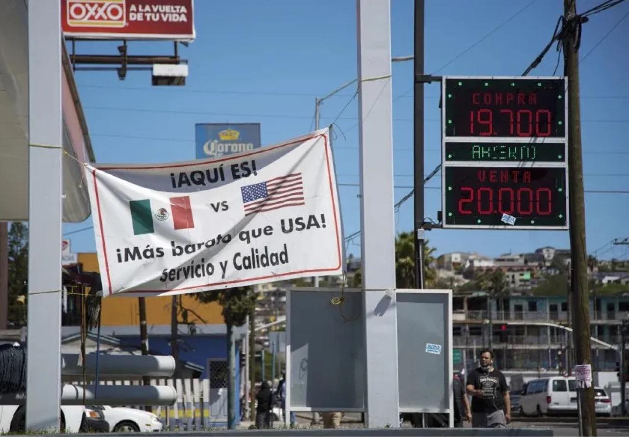 Trừng phạt Nga: Dân Mỹ sang Mexico đổ xăng giá rẻ - Ảnh 1.