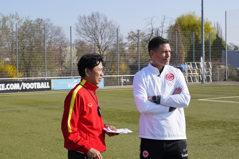 HLV Hoàng Anh Tuấn nói gì khi U17 Việt Nam thua đậm U16 Eintracht Frankfurt? - Ảnh 4.