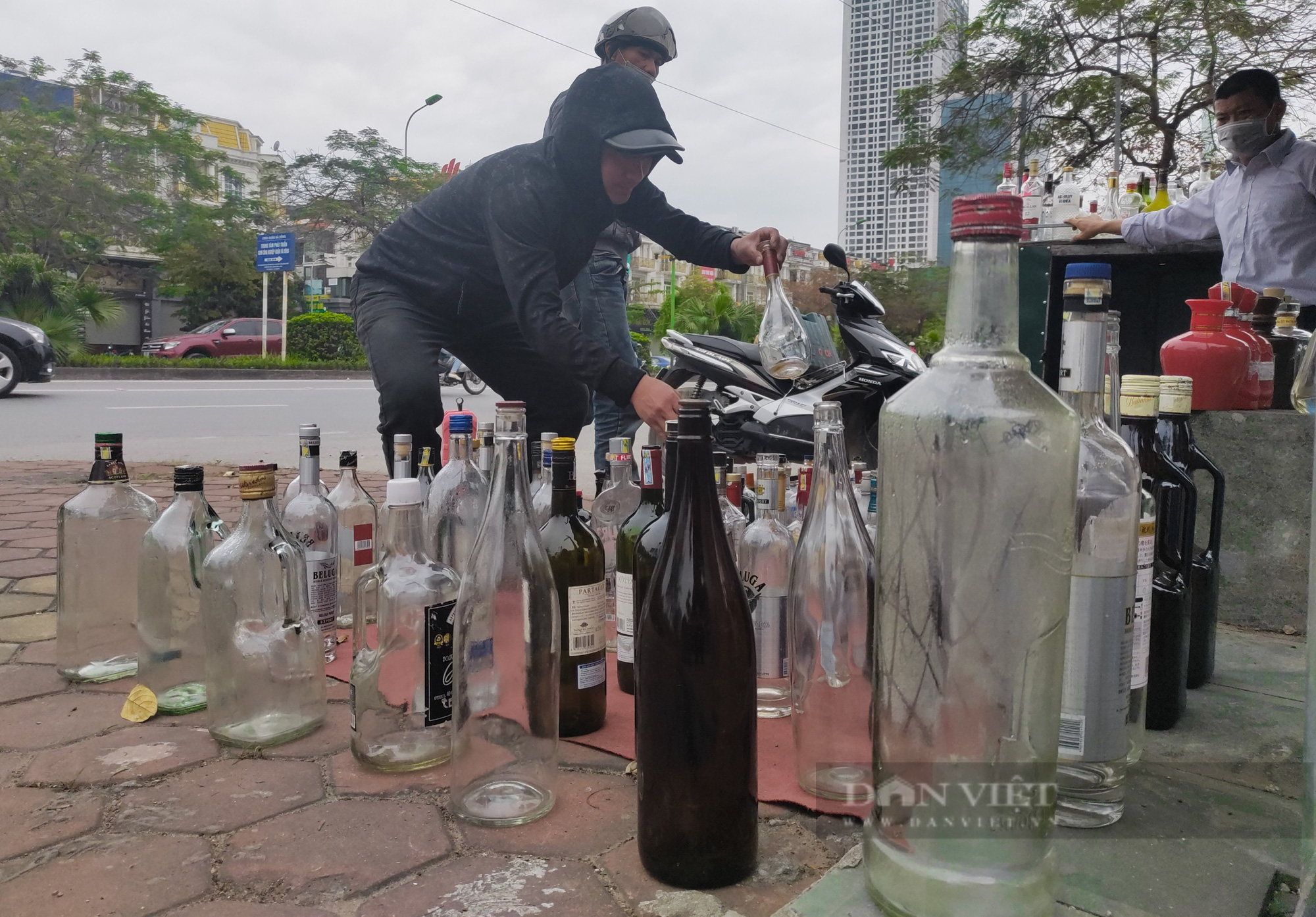 Nghề lạ ở Hà Nội: Ngồi vỉa hè bán vỏ rượu tây kiếm vài trăm nghìn một ngày - Ảnh 4.