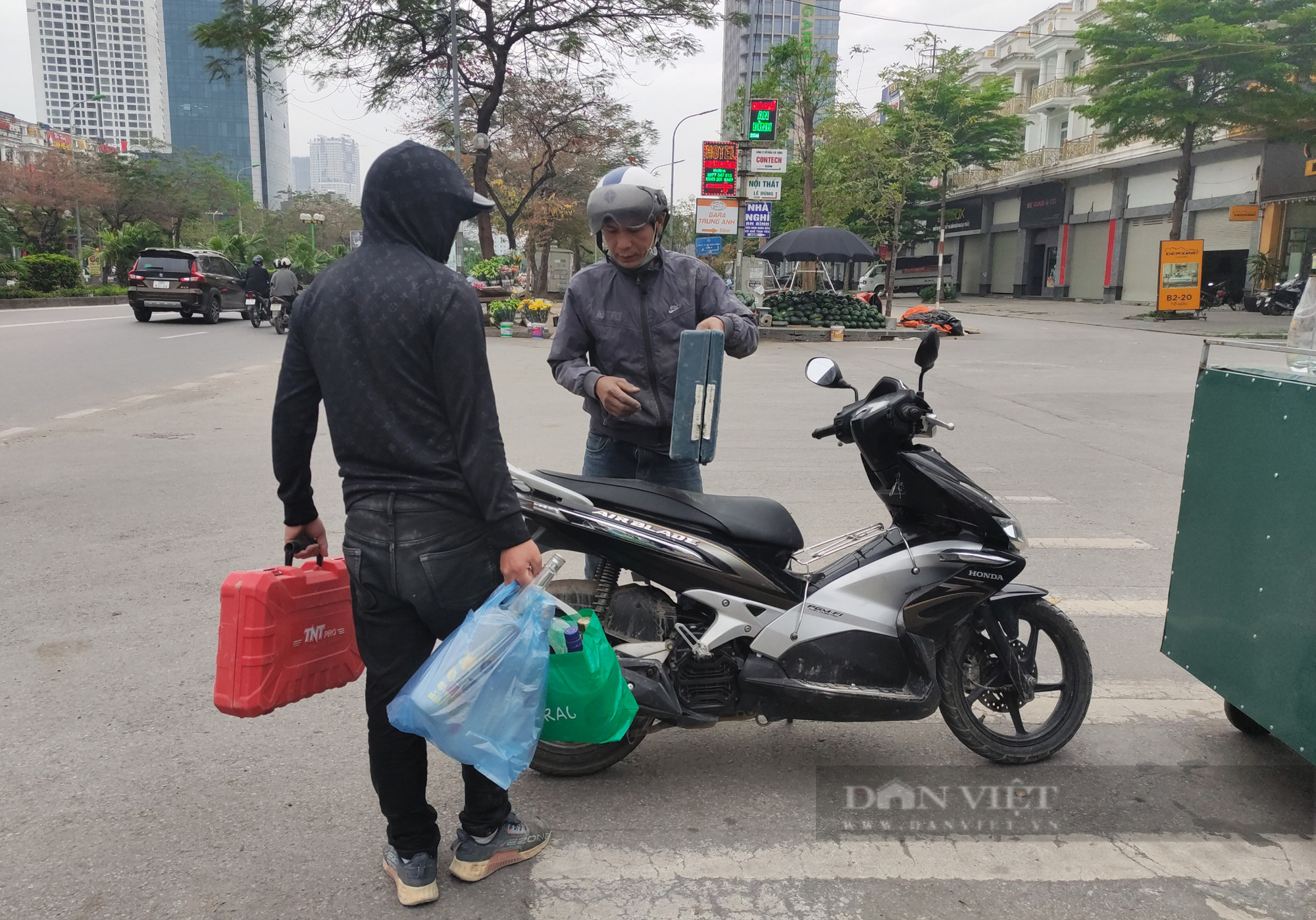 Nghề lạ ở Hà Nội: Ngồi vỉa hè bán vỏ rượu tây kiếm vài trăm nghìn một ngày - Ảnh 6.