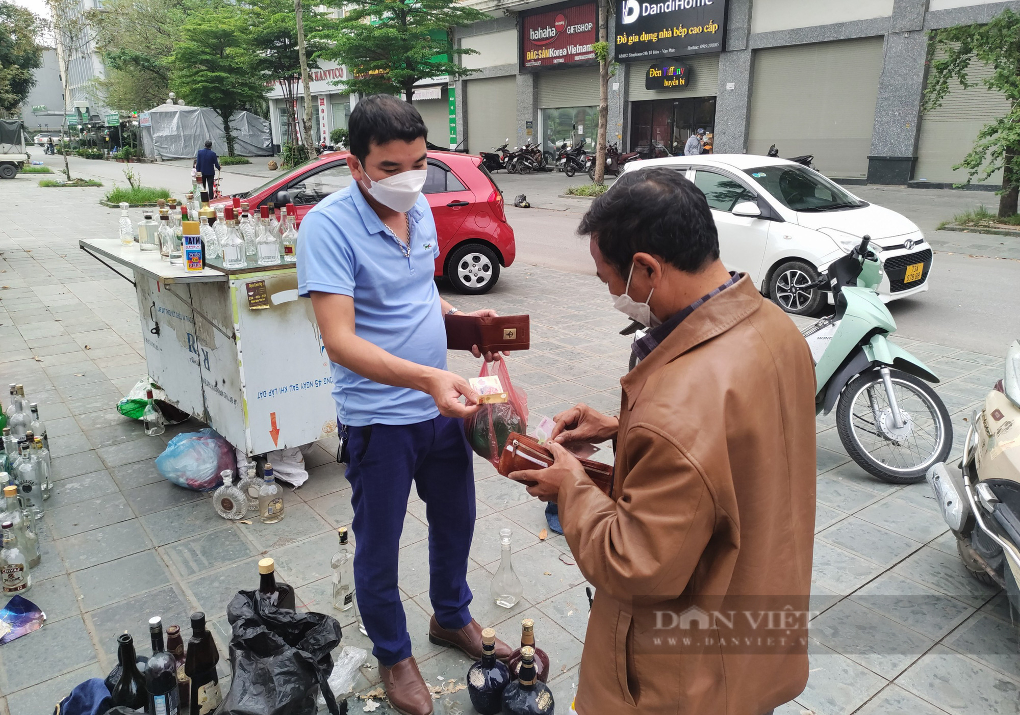 Nghề lạ ở Hà Nội: Ngồi vỉa hè bán vỏ rượu tây kiếm vài trăm nghìn một ngày - Ảnh 2.