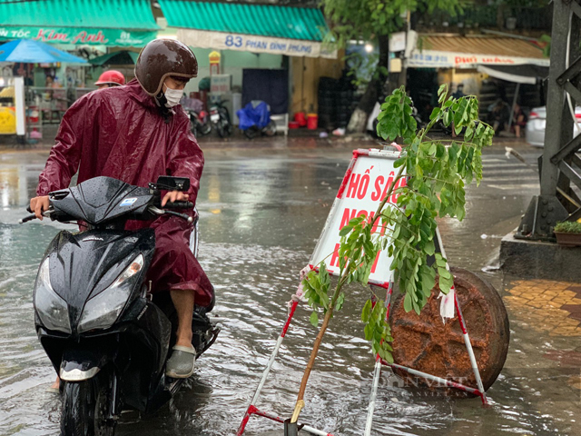 Quảng Ngãi: Mới đợt mưa đầu mùa, nhiều khu vực nội thành đã no nước  - Ảnh 9.