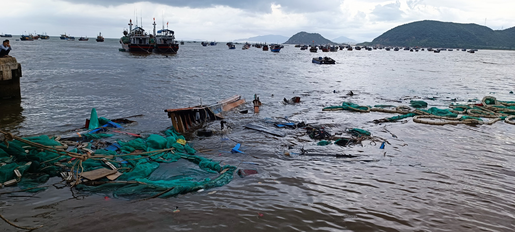 Gió bất thường, mưa lớn làm hàng chục tàu thuyền ở Khánh Hòa bị chìm và hư hỏng - Ảnh 2.