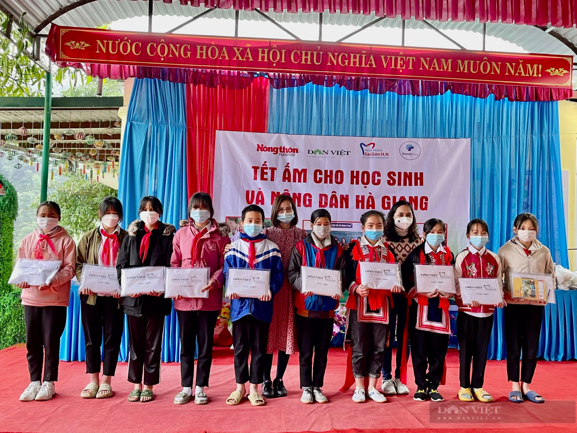 Báo NTNN/Điện tử Dân Việt trao tặng gần 2 tỷ đồng cho người dân, học sinh nghèo vùng cao trong quý I/2022 - Ảnh 2.