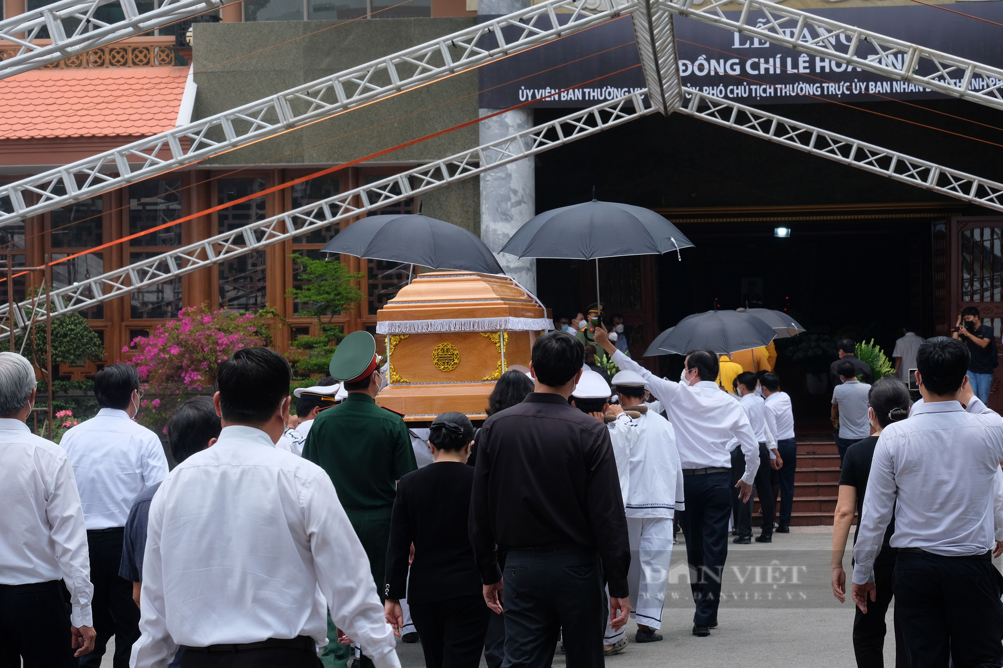 Những hình ảnh đầu tiên tại lễ tang Phó Chủ tịch UBND TP.HCM Lê Hòa Bình - Ảnh 4.