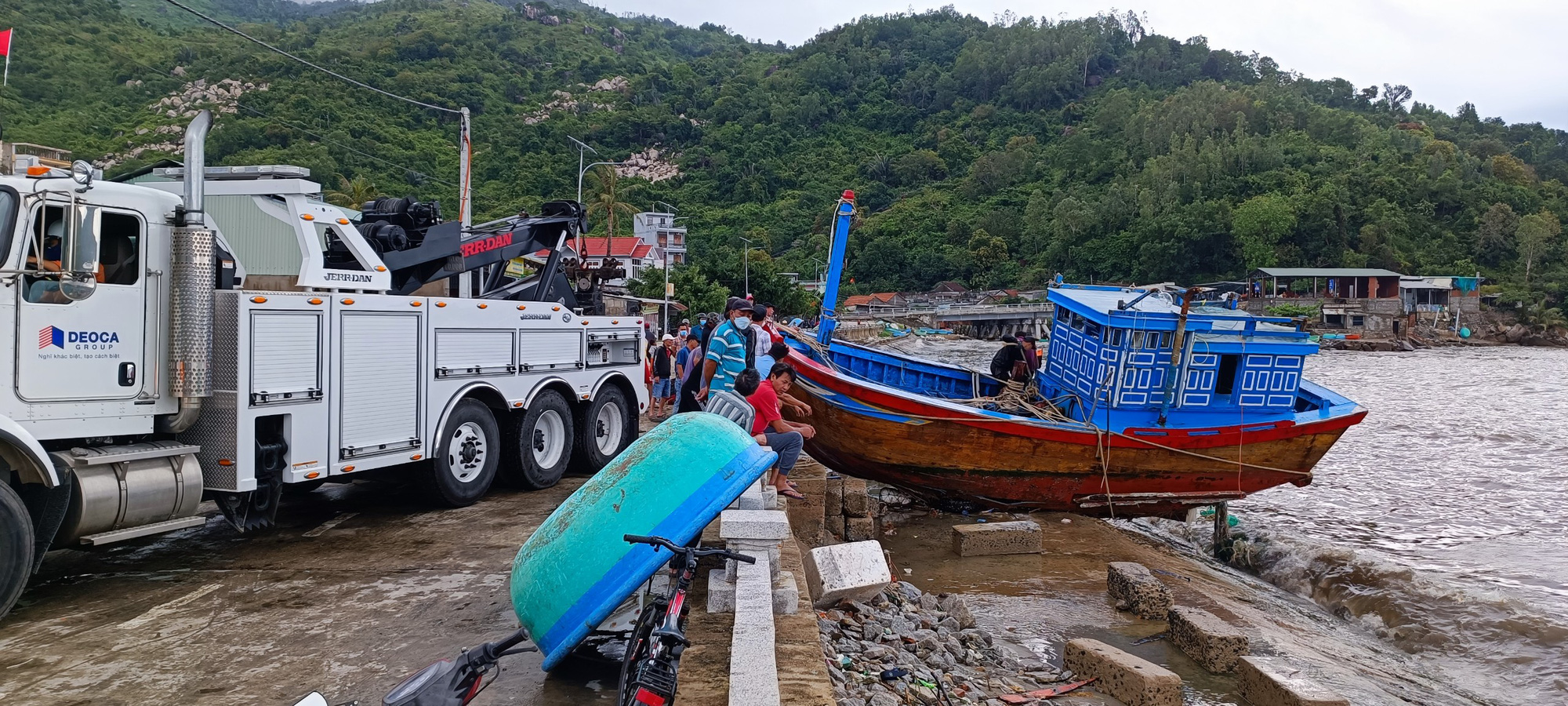 Chùm ảnh: Hàng chục tàu cá bị chìm, hư hỏng - Ảnh 5.