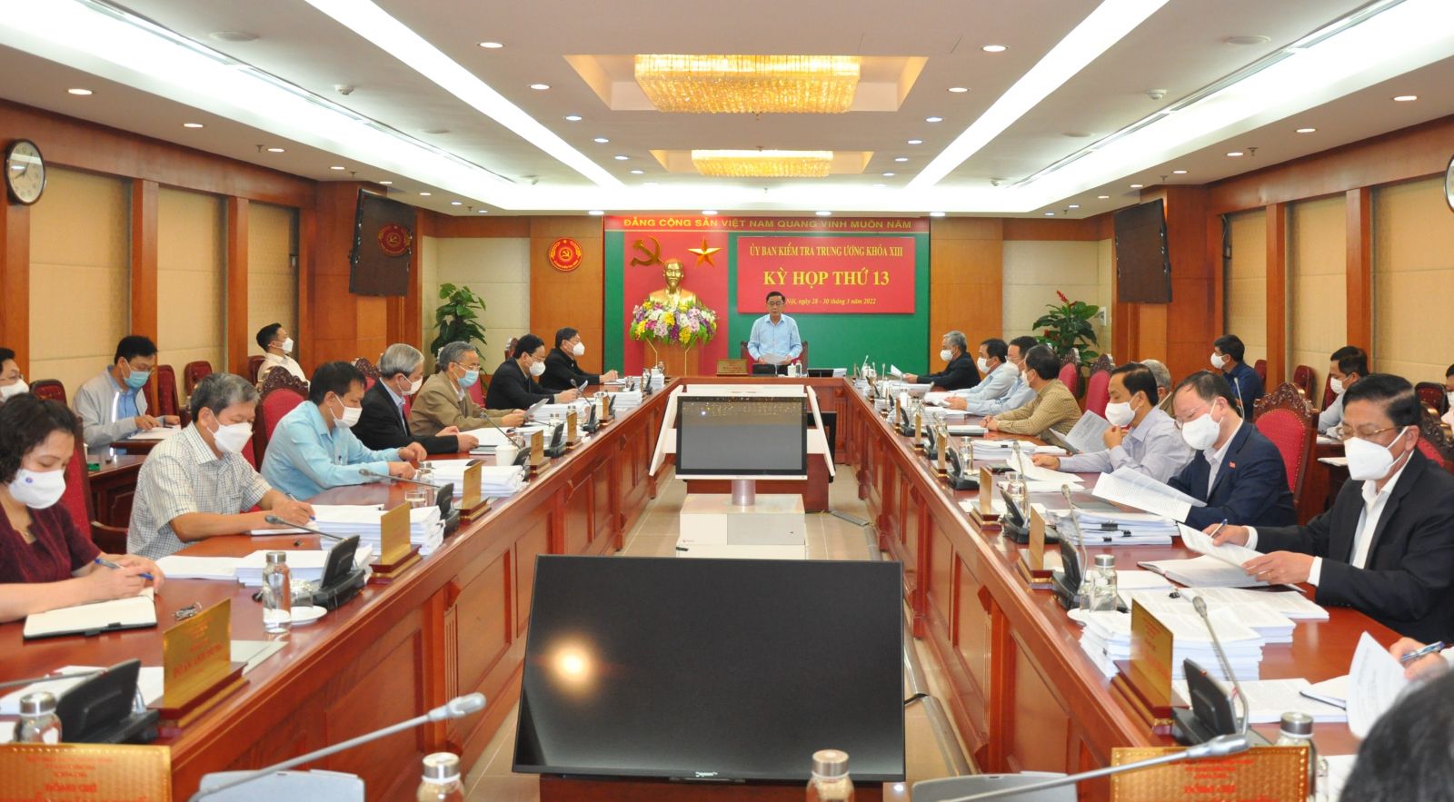 Thứ trưởng Bộ Y tế Nguyễn Trường Sơn lần thứ 2 vướng kỷ luật trong hơn 4 tháng - Ảnh 1.