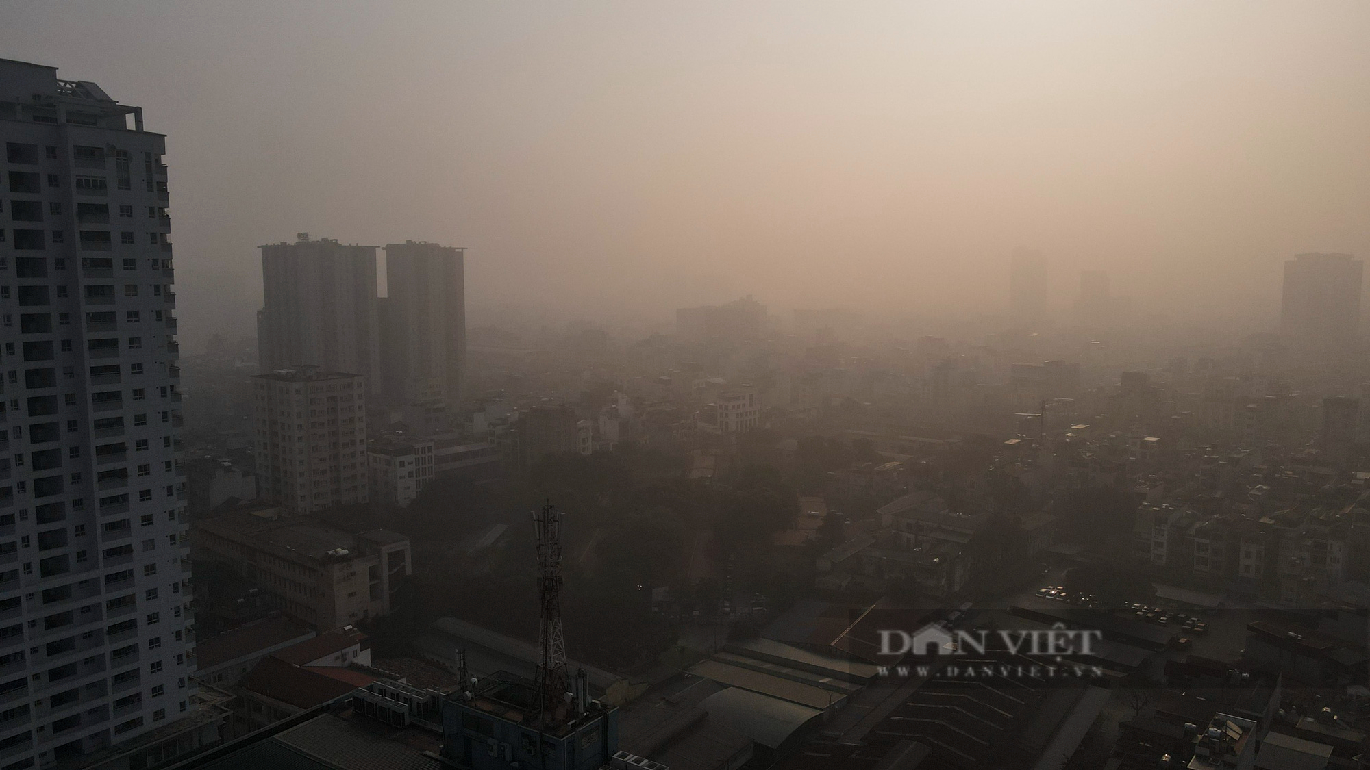 Hãy cho phép bộ sưu tập ảnh bầu trời Hà Nội đưa bạn vào một cuộc hành trình đầy màu sắc và cảm xúc. Với những bức ảnh độc đáo, bạn sẽ được sống lại những thời khắc đẹp trong cuộc sống, và tìm ra được vẻ đẹp của những góc phố cổ và hòn đảo yên tĩnh trên sông Hồng. Muôn hoa đua nở, miền đất huyền thoại - Hà Nội tạo nên một điều bí ẩn không lẫn vào đâu được!