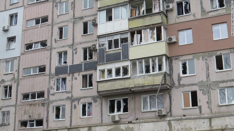 Người dân Ukraine mắc kẹt tại Mariupol, không có điện, không có nước, không được sưởi ấm - Ảnh 3.
