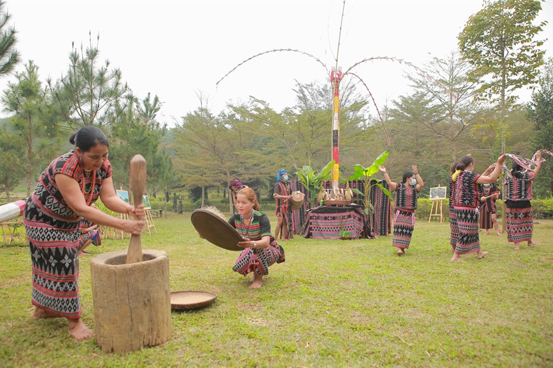 Loại bánh được làm từ thứ gạo nếp quý nhất của người Tà Ôi có tên bánh &quot;tình yêu&quot; - Ảnh 2.