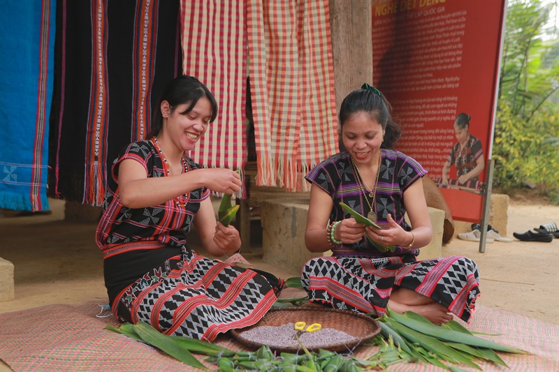 Loại bánh được làm từ thứ gạo nếp quý nhất của người Tà Ôi có tên bánh &quot;tình yêu&quot; - Ảnh 6.