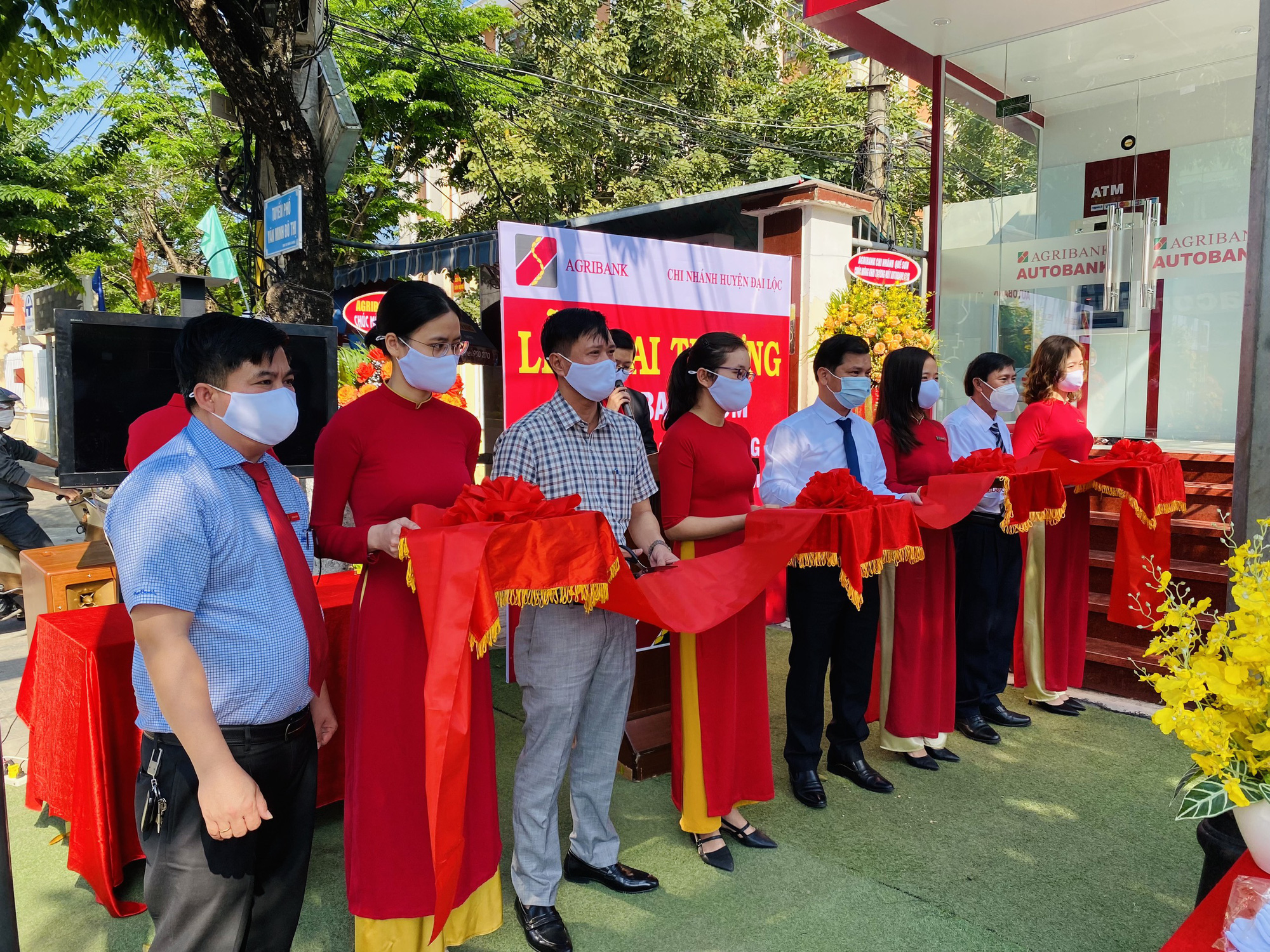 Quảng Nam: Agribank khai trương máy giao dịch tự động AutoBank tại huyện Đại Lộc - Ảnh 1.