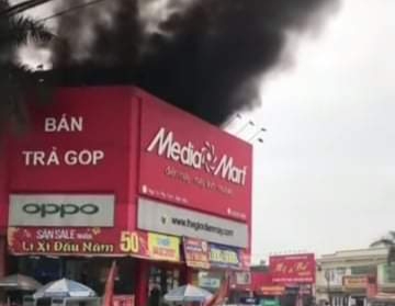 Thực hư đám cháy, khói đen bao trùm khắp siêu thị Media Mart tại Kinh Môn - Ảnh 1.