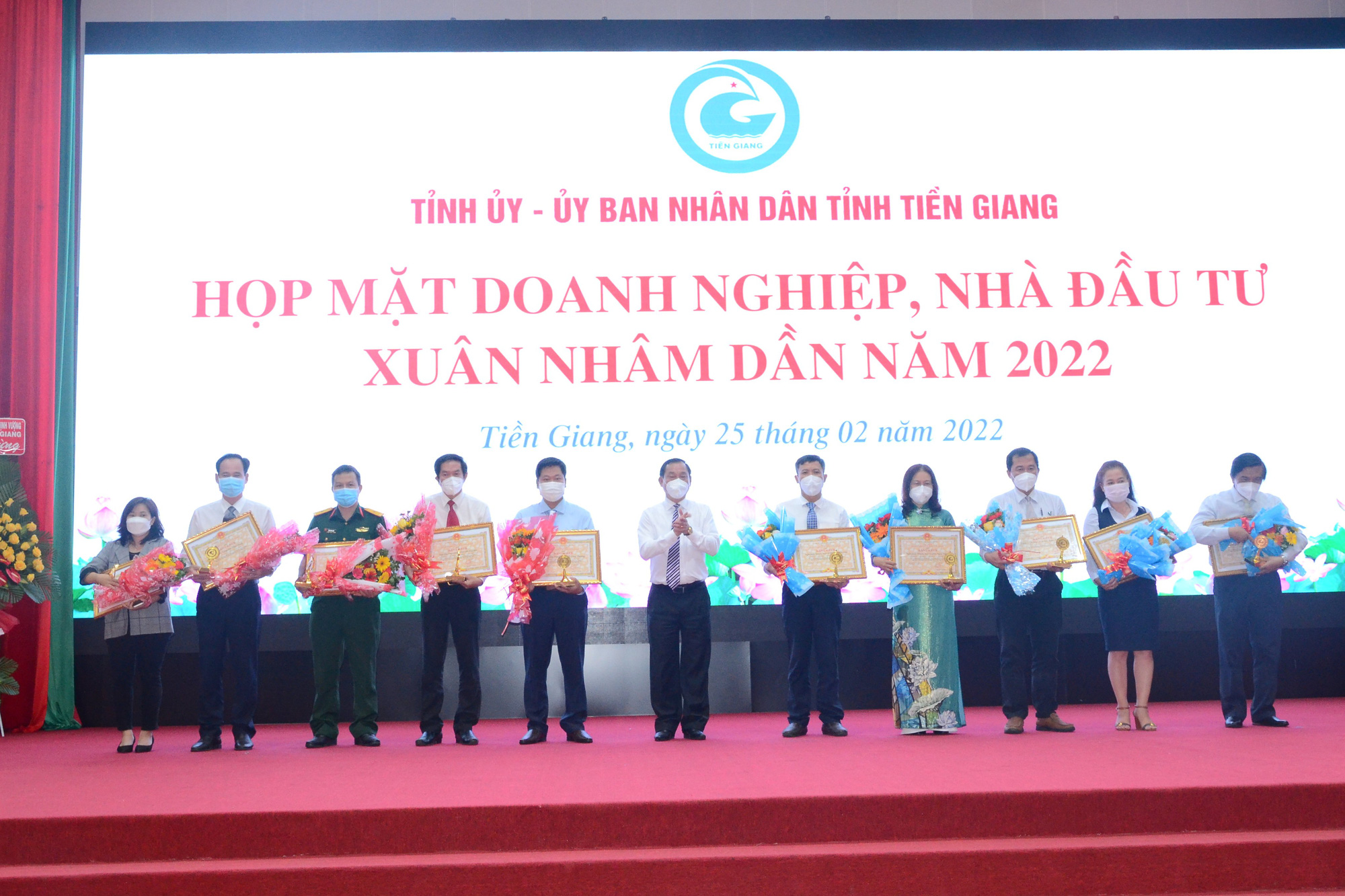 Agribank chi nhánh Tiền Giang vinh dự nhận Bằng khen của UBND tỉnh - Ảnh 2.