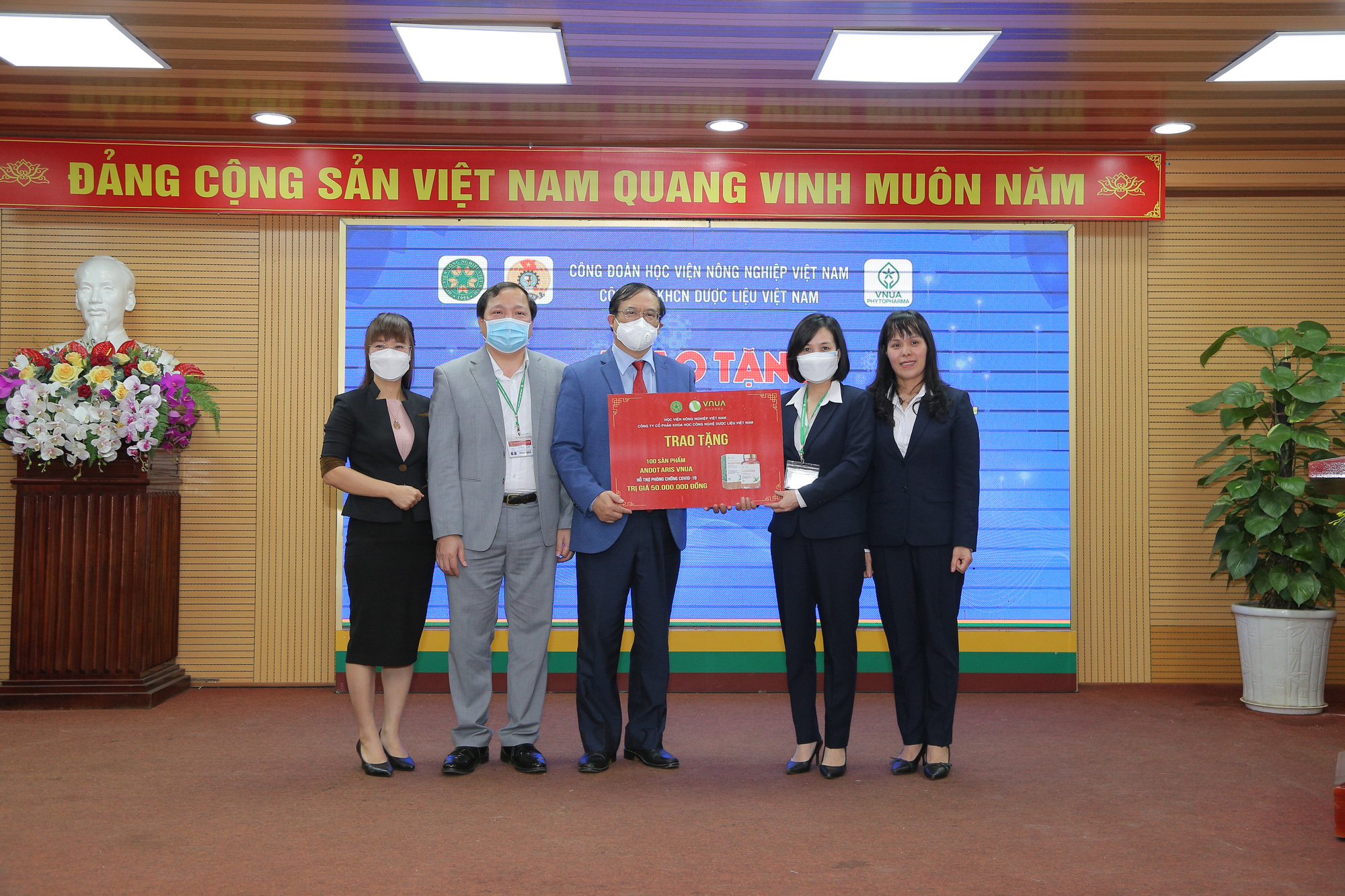 Một doanh nghiệp khoa học công nghệ của Học viện Nông nghiệp Việt Nam chế tạo thực phẩm từ nhiều dược liệu quý - Ảnh 1.