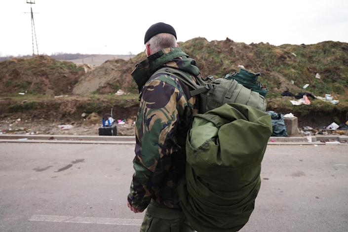 Nhiều lính đánh thuê vượt biên giới Ba Lan sang Ukraine tham chiến đều mang theo thứ này - Ảnh 2.