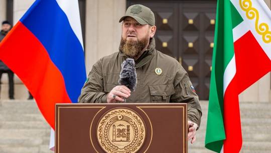 Lãnh đạo Chechnya gửi lời &quot;cầu xin&quot; đáng sợ tới ông Putin về Ukraine - Ảnh 1.