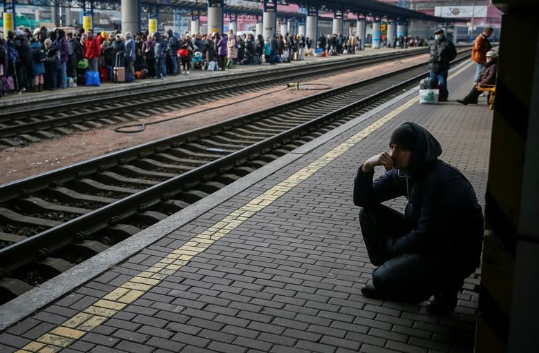 Những hình ảnh chia ly xúc động tại nhà ga Kiev - Ảnh 1.