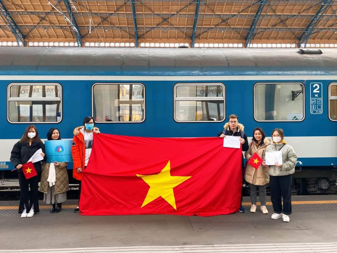 Tấm lòng người Việt ở Hungary với đồng bào từ Ukraine lánh nạn - Ảnh 1.