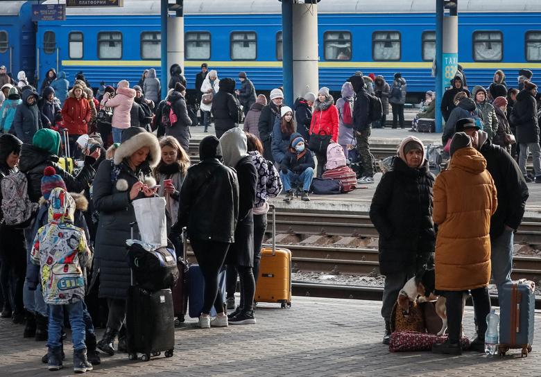Những hình ảnh chia ly xúc động tại nhà ga Kiev - Ảnh 2.