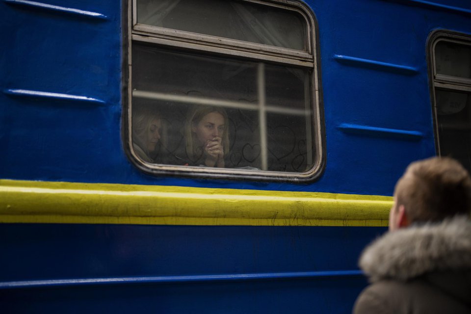 Những hình ảnh chia ly xúc động tại nhà ga Kiev - Ảnh 11.