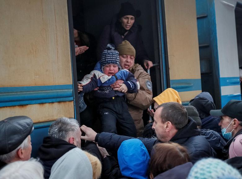 Những hình ảnh chia ly xúc động tại nhà ga Kiev - Ảnh 3.