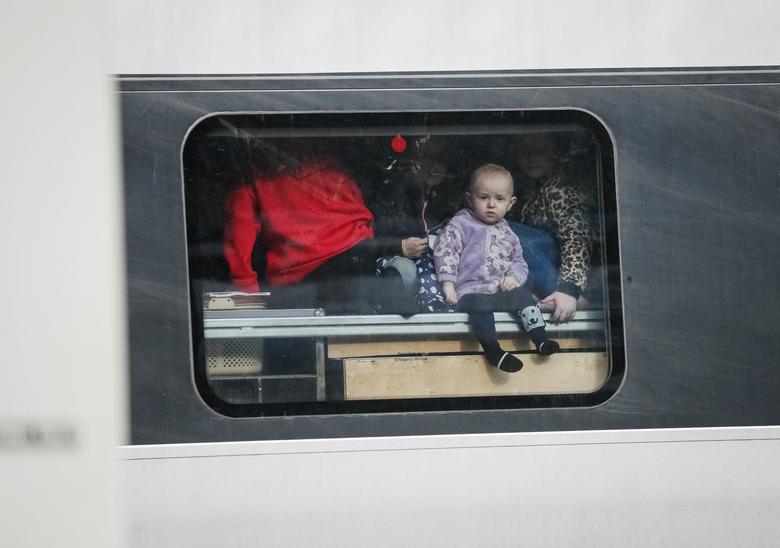 Những hình ảnh chia ly xúc động tại nhà ga Kiev - Ảnh 6.