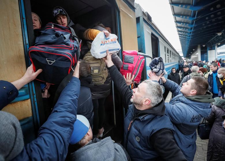 Những hình ảnh chia ly xúc động tại nhà ga Kiev - Ảnh 8.