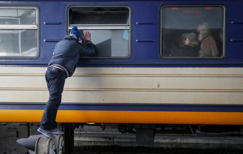 Những hình ảnh chia ly xúc động tại nhà ga Kiev - Ảnh 10.