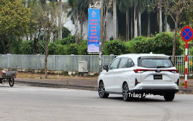 Ảnh thực tế Toyota Veloz Cross 2022 trên phố Việt, thay Innova đấu Mitsubishi Xpander