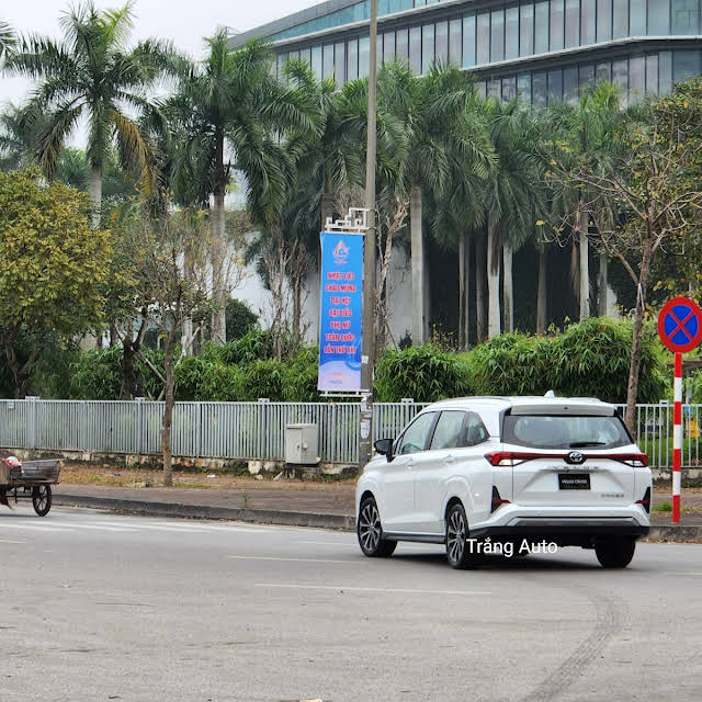 Ảnh thực tế Toyota Veloz Cross 2022 trên phố Việt, thay Innova đấu Mitsubishi Xpander - Ảnh 1.