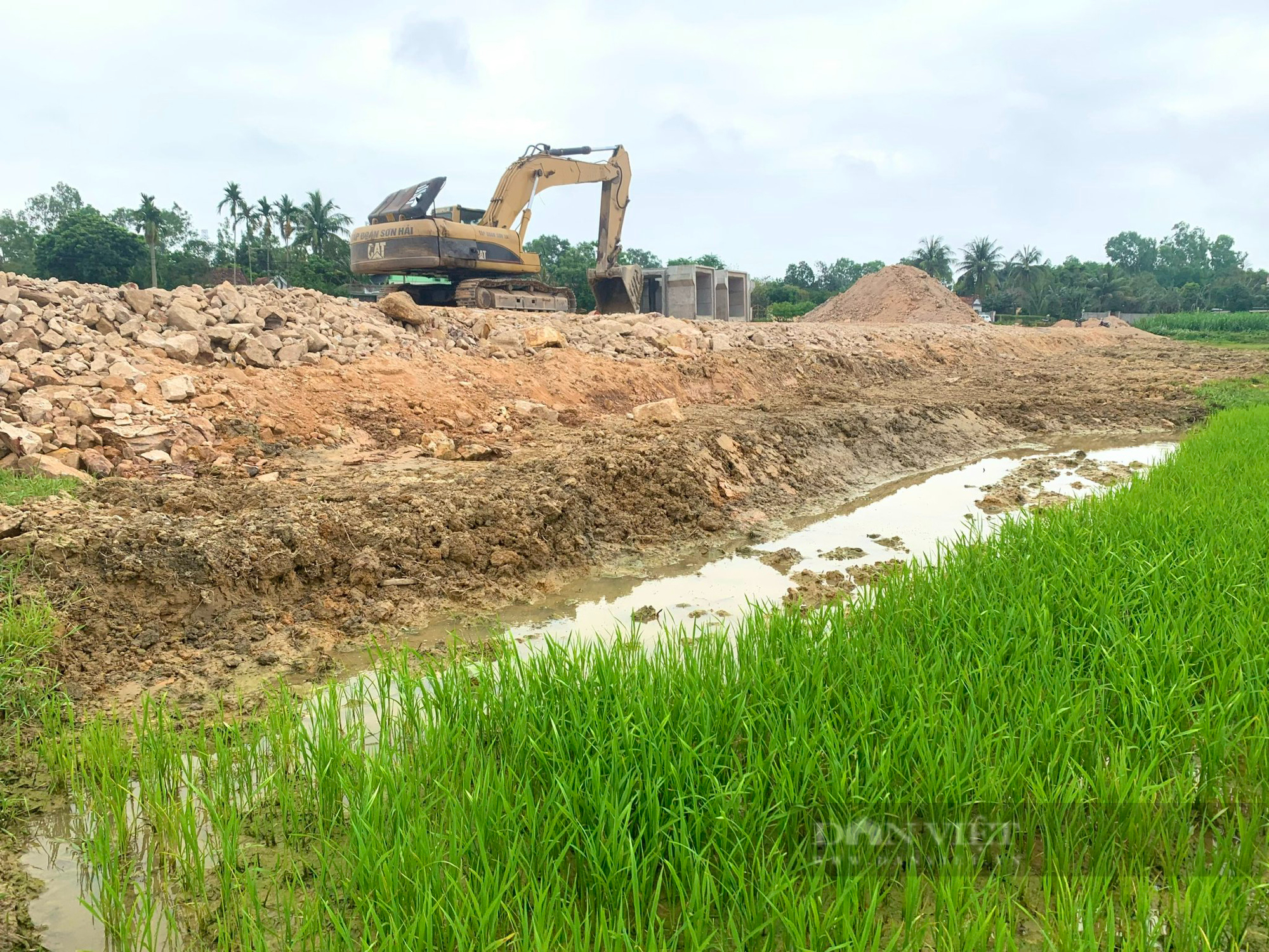 Dự án đường hơn trăm tỷ đồng lấn đất ruộng của nông dân ở Quảng Bình: Chủ đầu tư khẩn trương khắc phục - Ảnh 1.