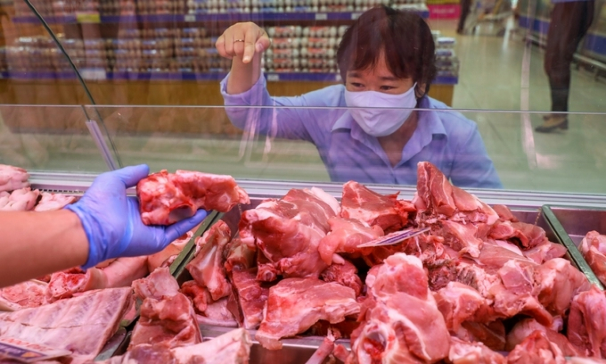 Nhu cầu nhập khẩu thịt toàn cầu có thể sẽ giảm trong năm 2022, dự báo giá thịt lợn sẽ tiếp tục tăng do chi phí chăn nuôi cao. Ảnh: CT