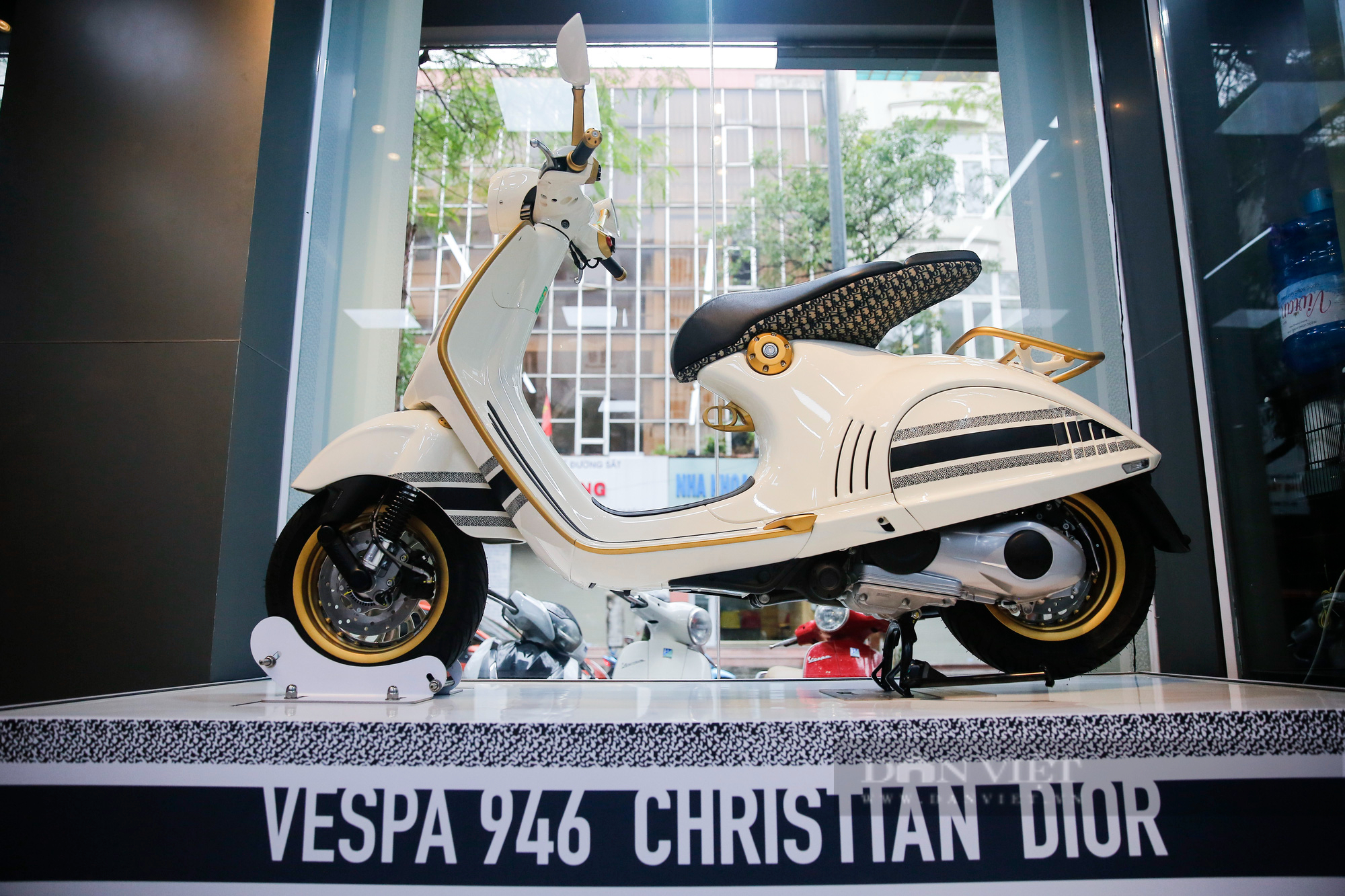 Vespa 946 Christian Dior  Chiếc Xe Tay Ga 700 Triệu Đắt Nhất Việt Nam