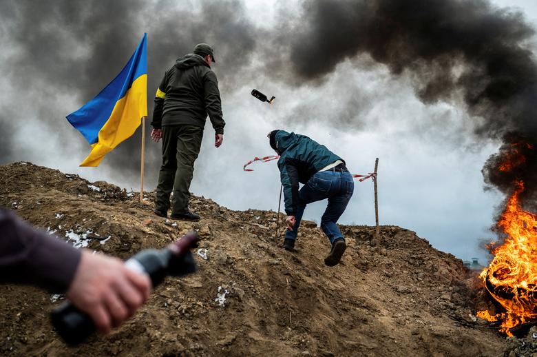 Ảnh thế giới 7 ngày qua: Bom đạn bao trùm Ukraine, người dân phải tị nạn qua biên giới - Ảnh 2.