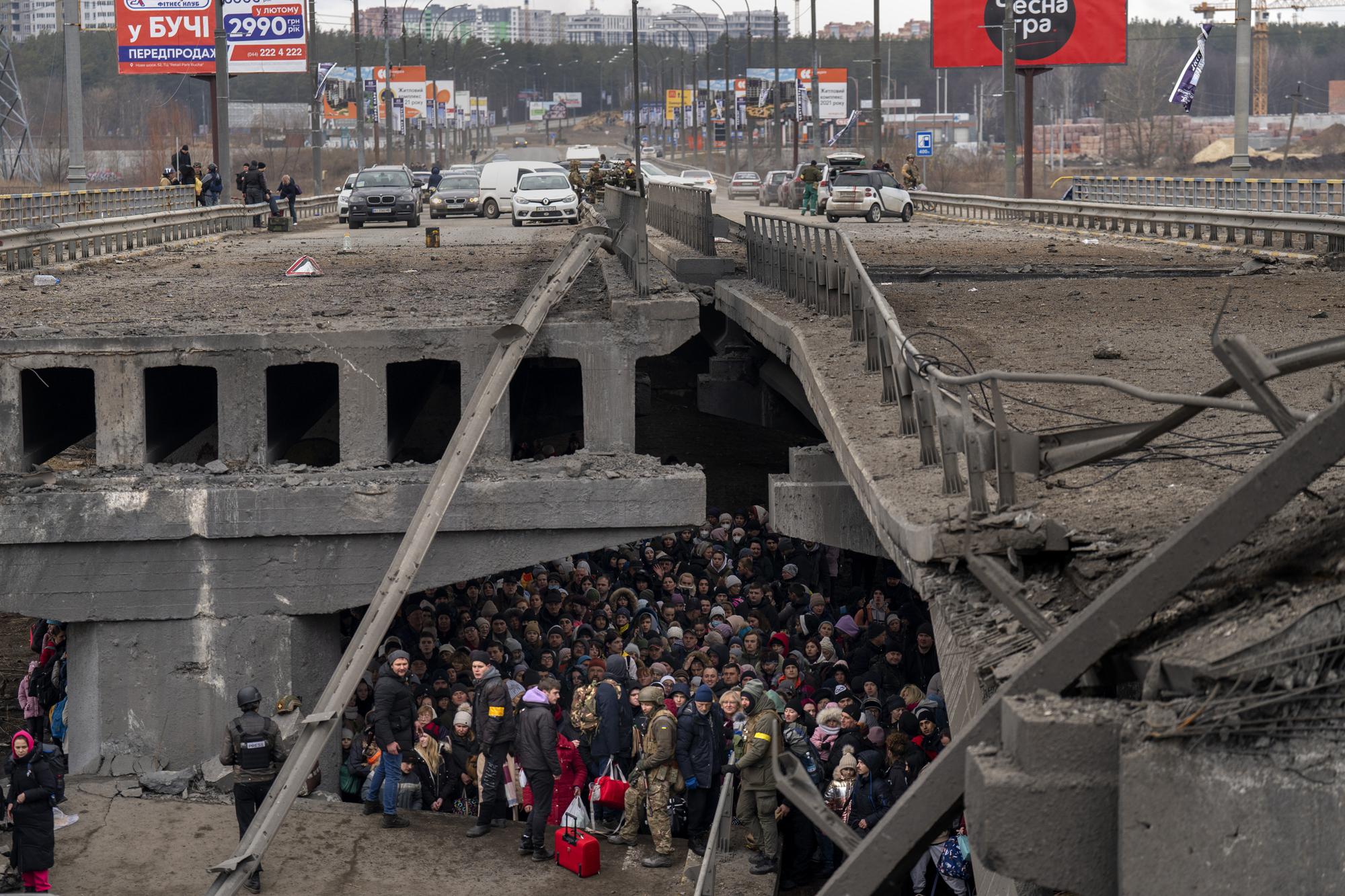 Ảnh thế giới 7 ngày qua: Bom đạn bao trùm, hàng trăm nghìn người di tản khỏi Ukraine - Ảnh 5.
